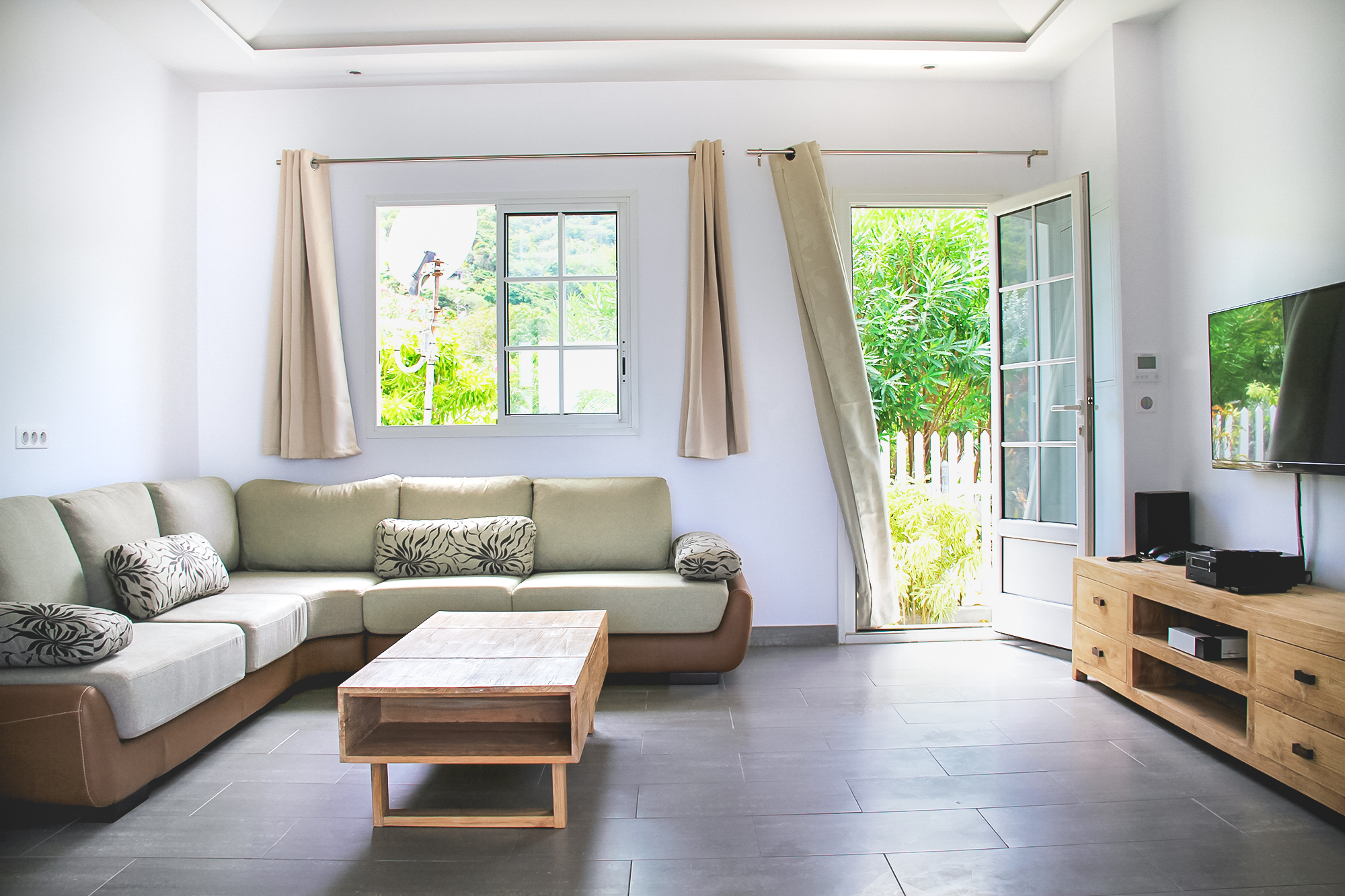 Feel - Sandra &#038; Jessica in Lorient, St. Barthélemy