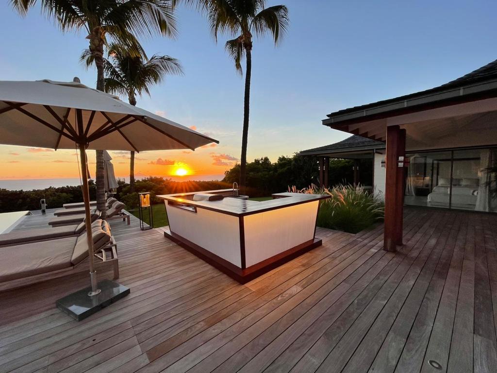Stylish jacuzzi at Villa Maison Blanc Bleu with a relaxed Caribbean mood.