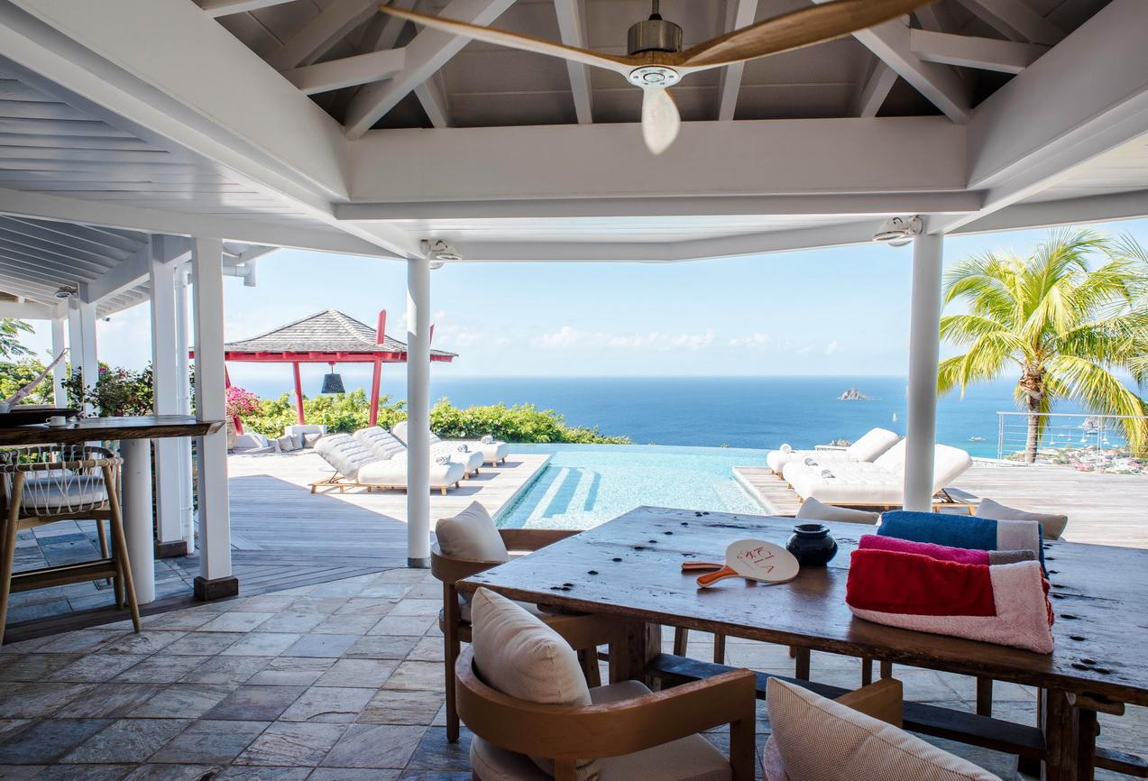 Smell - Blue Swan in Lurin, St. Barthélemy